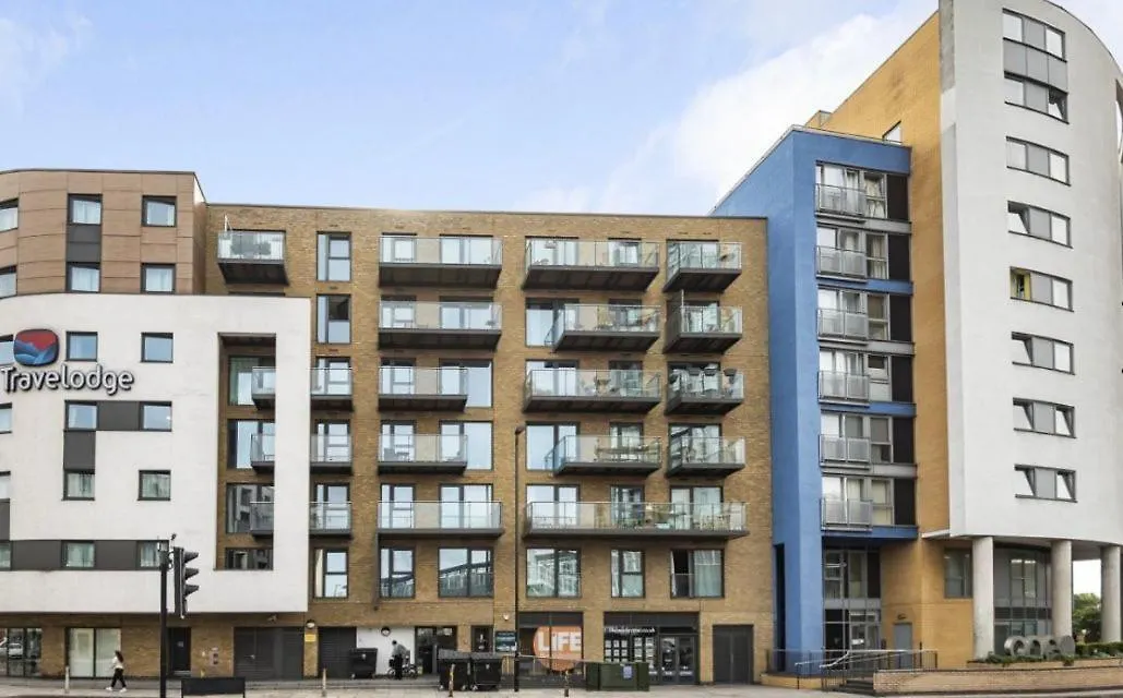 Luxurious Dlr Apartment London