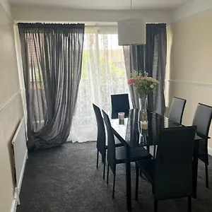 Stunning 3 Bedroom Property- Large Homestay